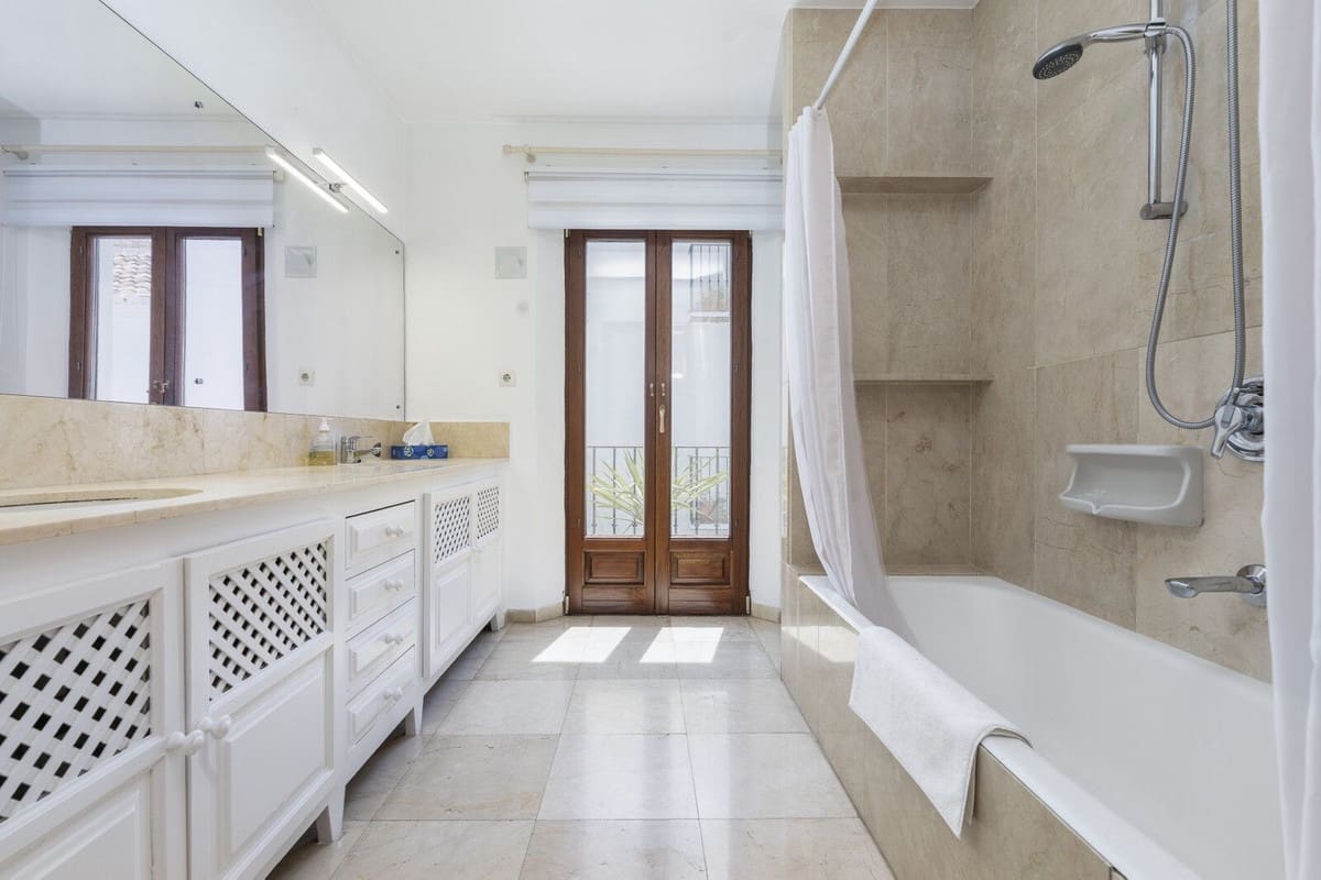 3 bedroom Townhouse for sale in Golden Mile with pool - € 1,695,000 (Ref: 9426432)