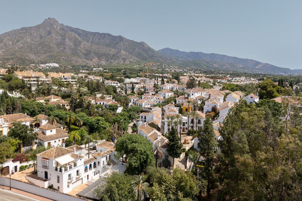 3 bedroom Townhouse for sale in Golden Mile with pool - € 1,695,000 (Ref: 9426432)