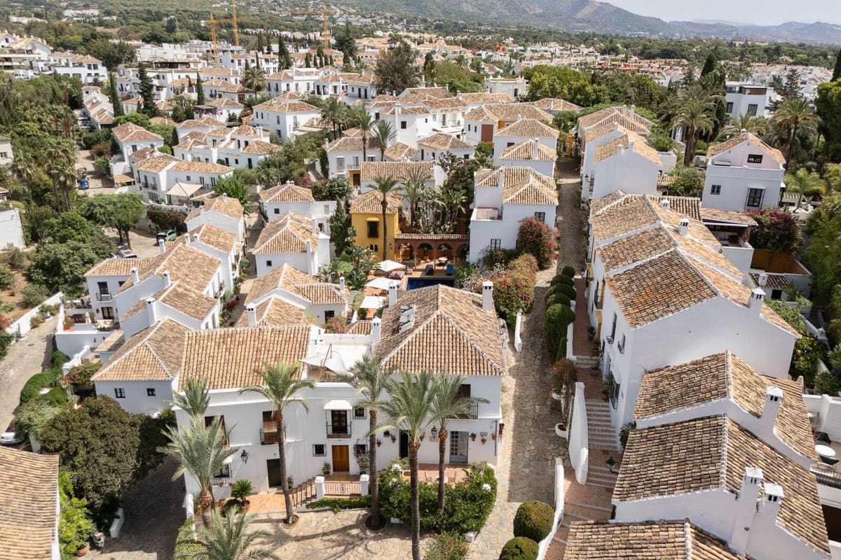 3 bedroom Townhouse for sale in Golden Mile with pool - € 1,695,000 (Ref: 9426432)