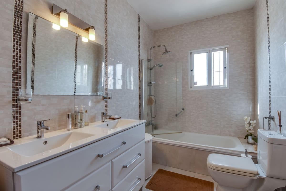 4 sypialnia Willa na sprzedaż w La Cala de Mijas z basenem garażem - 780 000 € (Ref: 9428207)