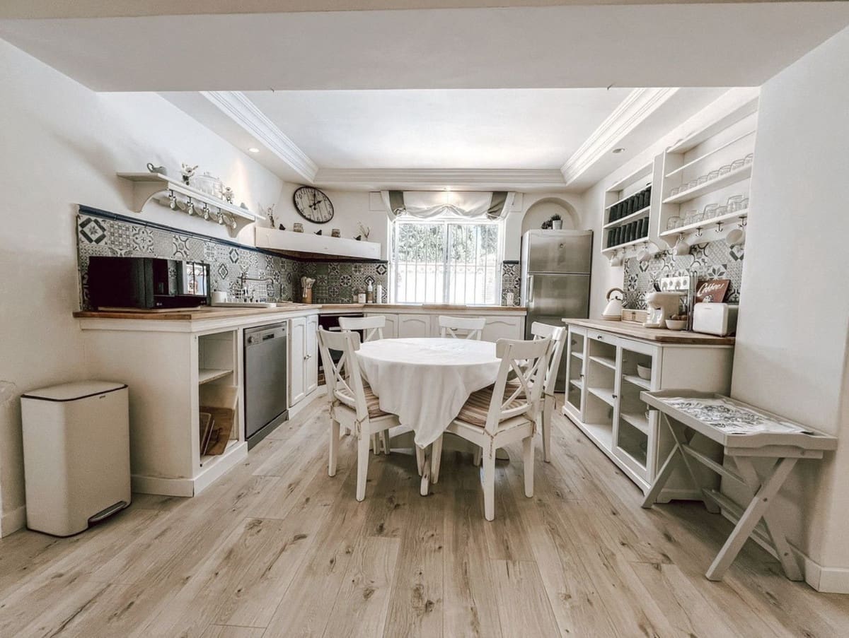 5 slaapkamer Villa te koop in Nueva Andalucia met zwembad garage - € 1.600.000 (Ref: 9432463)