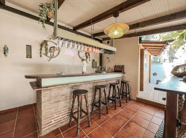 5 bedroom Villa for sale in Nueva Andalucia, Marbella with pool garage - € 1,600,000 (Ref: 9432463)