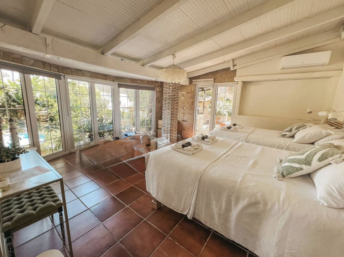 5 bedroom Villa for sale in Nueva Andalucia with pool garage - € 1,600,000 (Ref: 9432463)
