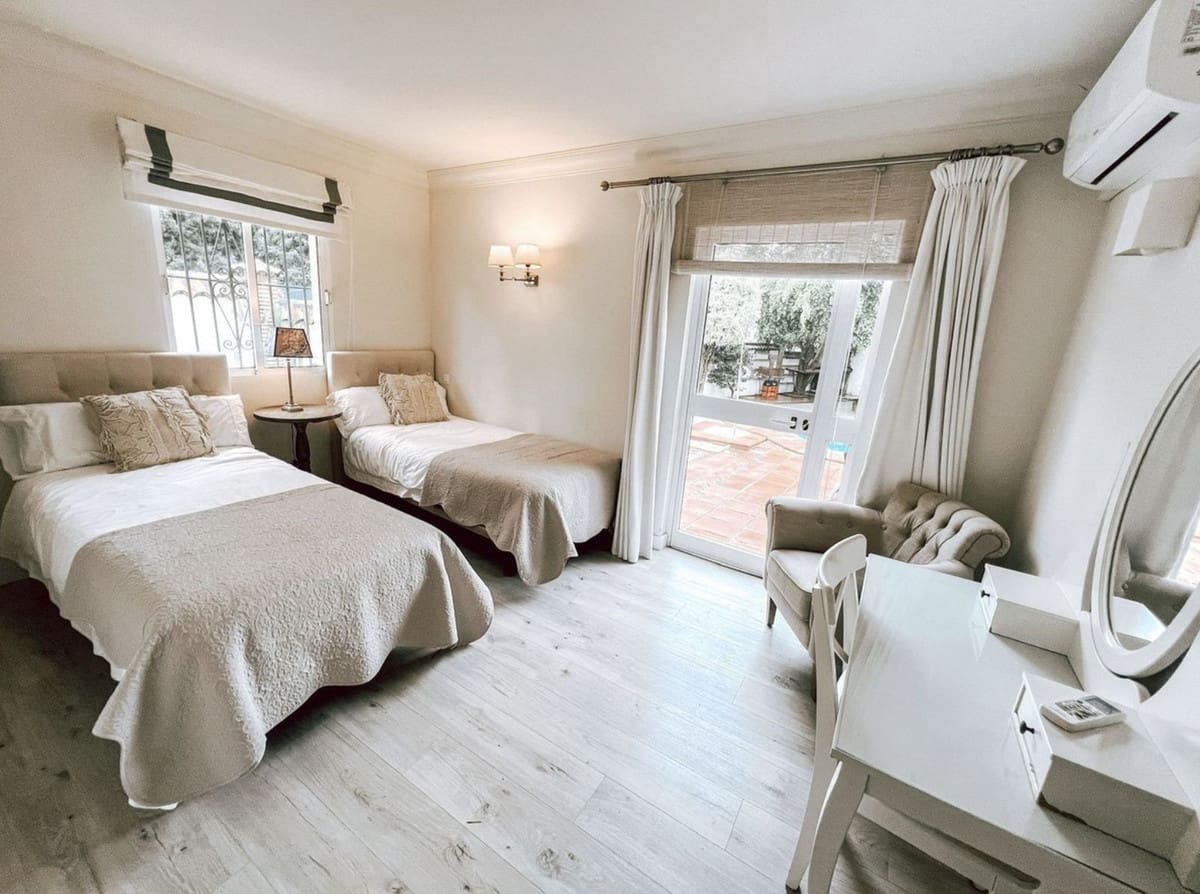 5 bedroom Villa for sale in Nueva Andalucia with pool garage - € 1,600,000 (Ref: 9432463)