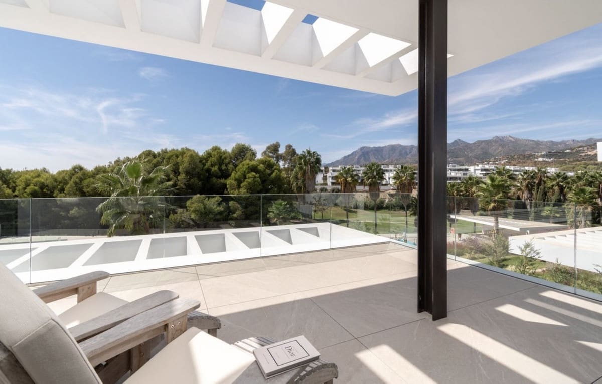 4 bedroom Villa for sale in Marbella with pool garage - € 2,095,000 (Ref: 9438079)