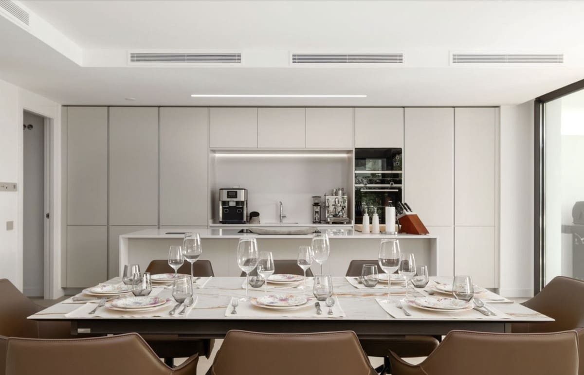 4 bedroom Villa for sale in Marbella with pool garage - € 2,095,000 (Ref: 9438079)