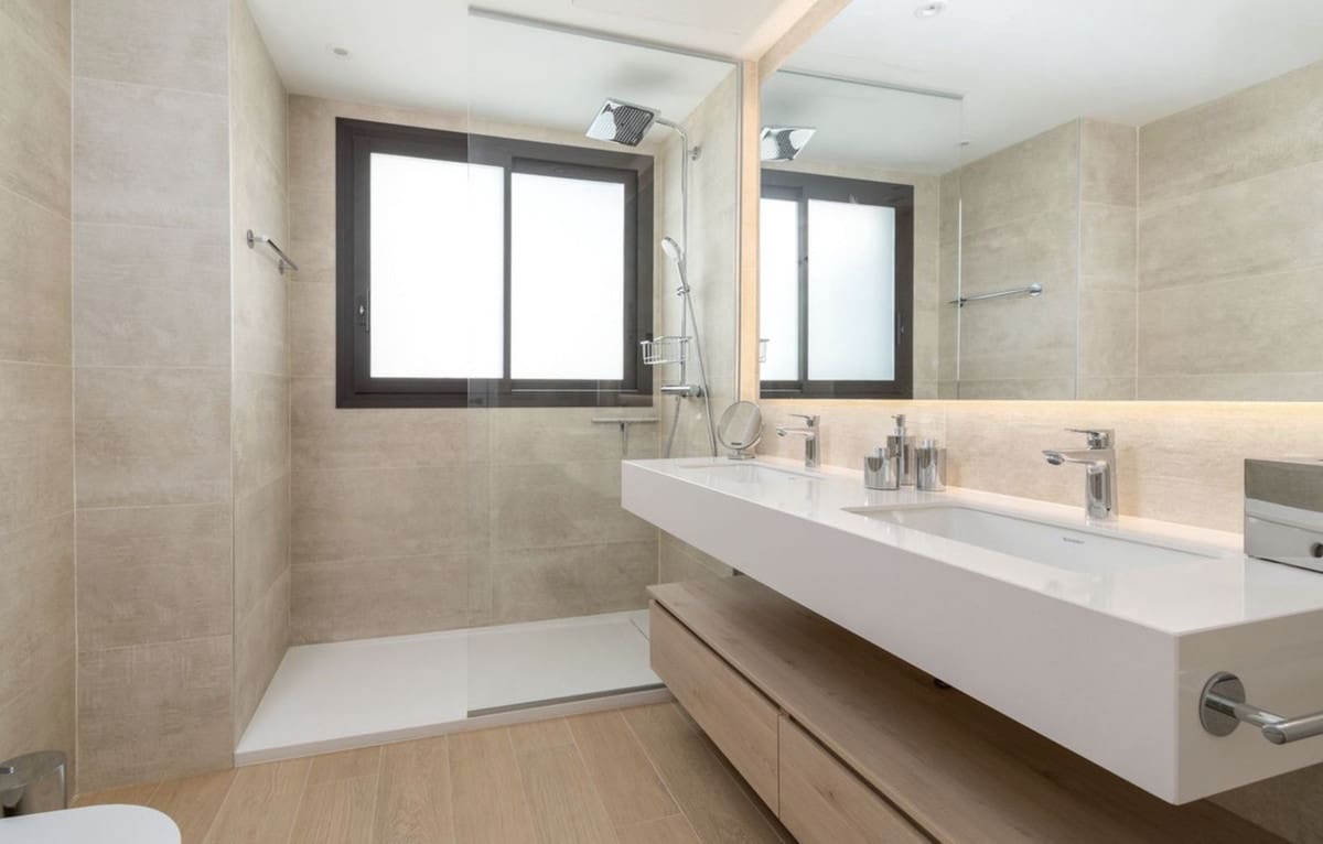 4 bedroom Villa for sale in Marbella with pool garage - € 2,095,000 (Ref: 9438079)