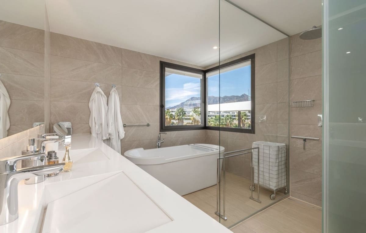 4 bedroom Villa for sale in Marbella with pool garage - € 2,095,000 (Ref: 9438079)