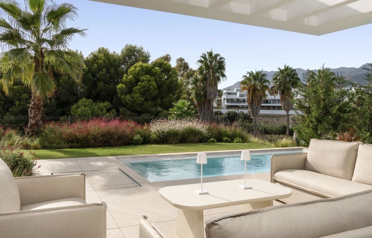 4 bedroom Villa for sale in Marbella with pool garage - € 2,095,000 (Ref: 9438079)
