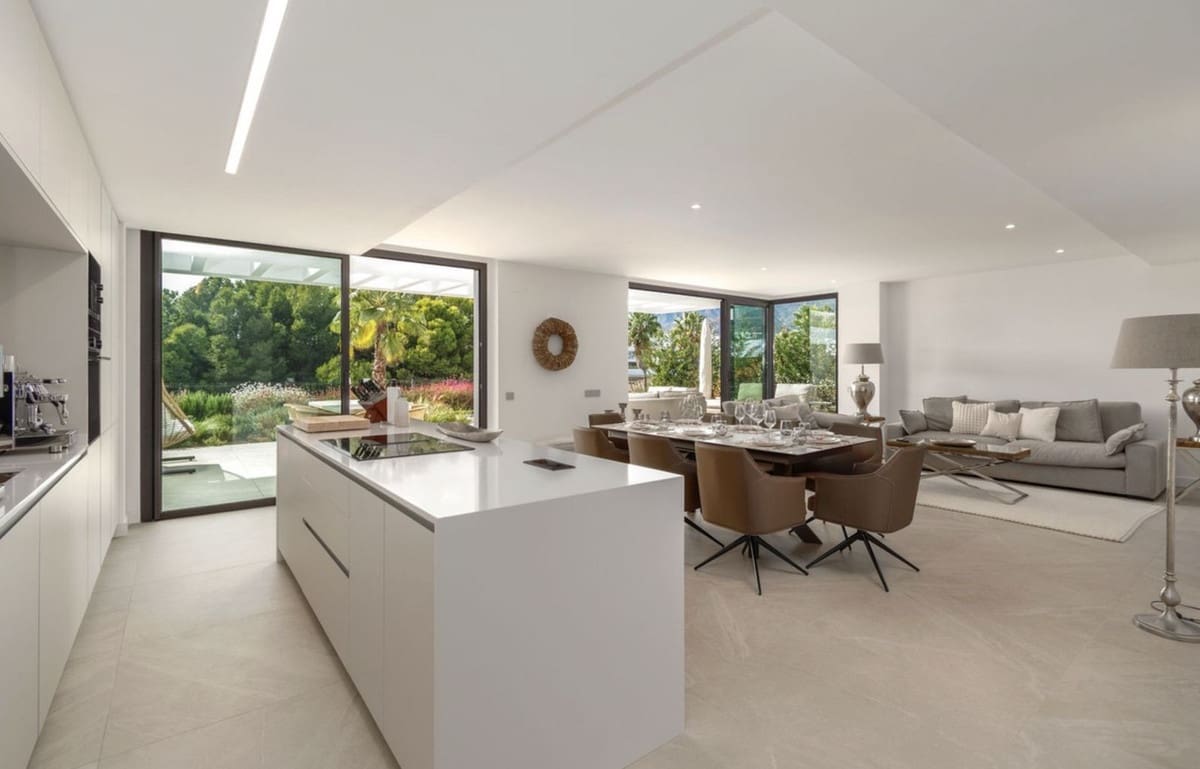 4 bedroom Villa for sale in Marbella with pool garage - € 2,095,000 (Ref: 9438079)