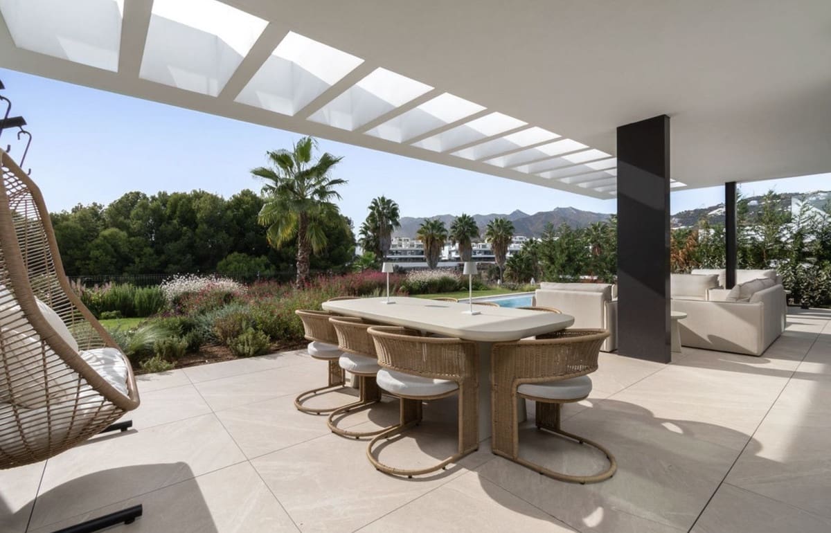 4 bedroom Villa for sale in Marbella with pool garage - € 2,095,000 (Ref: 9438079)