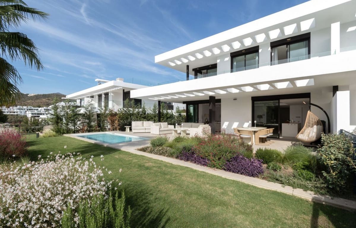 4 bedroom Villa for sale in Marbella with pool garage - € 2,095,000 (Ref: 9438079)
