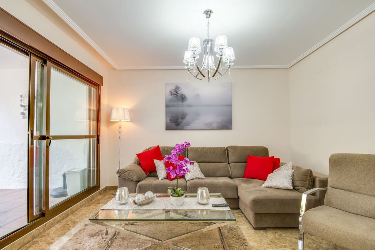 2 soverom Leilighet til salgs i New Golden Mile med svømmebasseng garasje - € 345 000 (Ref: 9443756)