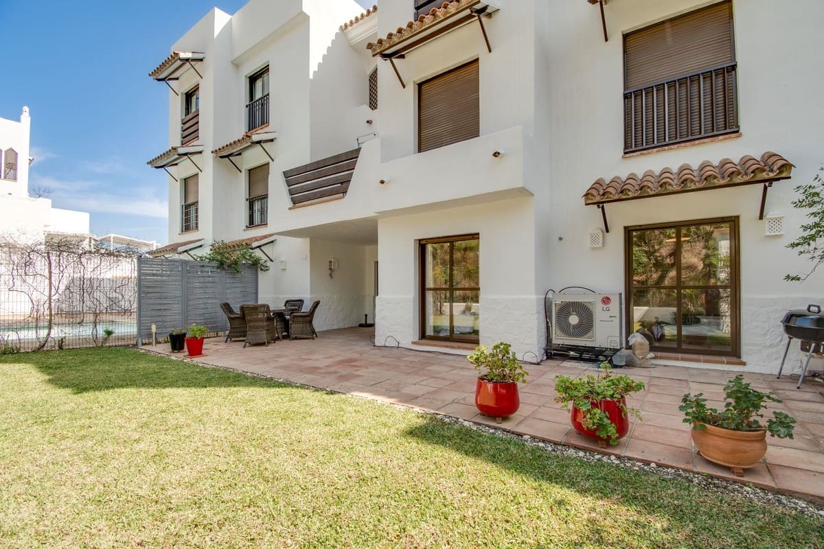 2 soverom Leilighet til salgs i New Golden Mile med svømmebasseng garasje - € 345 000 (Ref: 9443756)