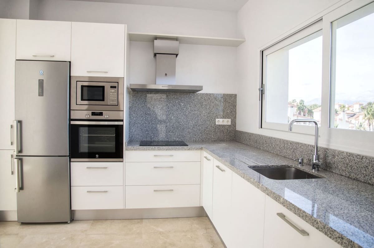 3 soverom Kjedet enebolig til salgs i Coin med svømmebasseng garasje - € 415 000 (Ref: 9449380)