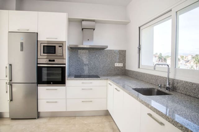 3 sypialnia Dom blizniak na sprzedaż w Coín z basenem garażem - 415 000 € (Ref: 9449380)