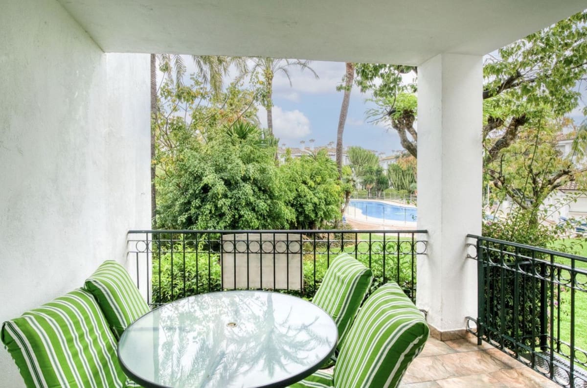 2 bedroom Apartment for sale in Estepona with pool garage - € 420,000 (Ref: 9449893)