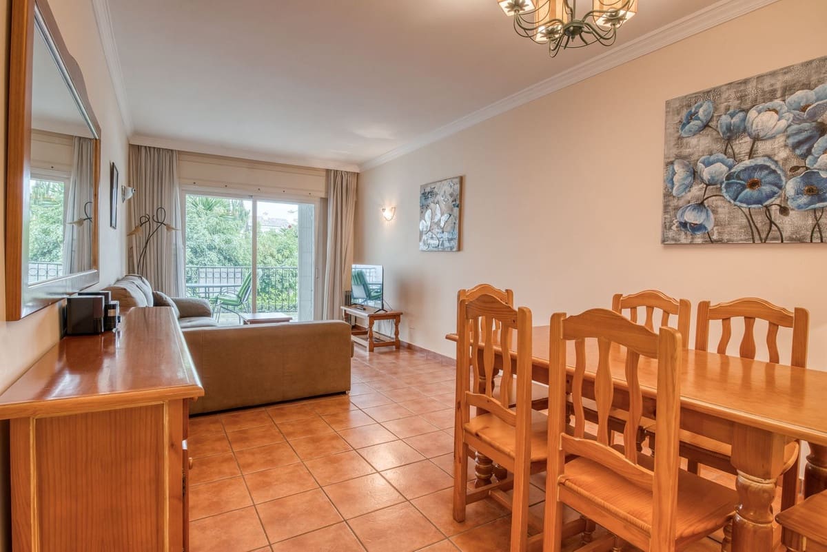 2 bedroom Apartment for sale in Estepona with pool garage - € 420,000 (Ref: 9449893)