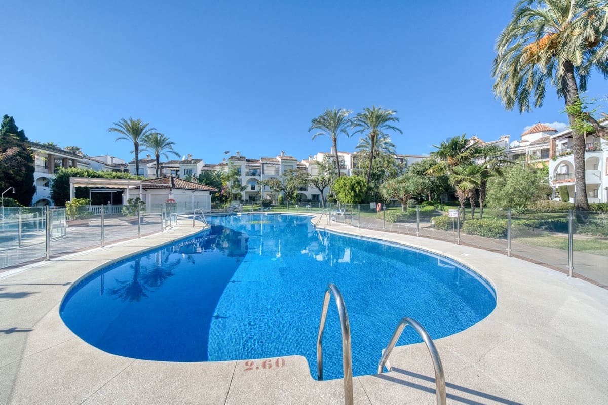 2 soverom Leilighet til salgs i Estepona med svømmebasseng garasje - € 420 000 (Ref: 9449893)