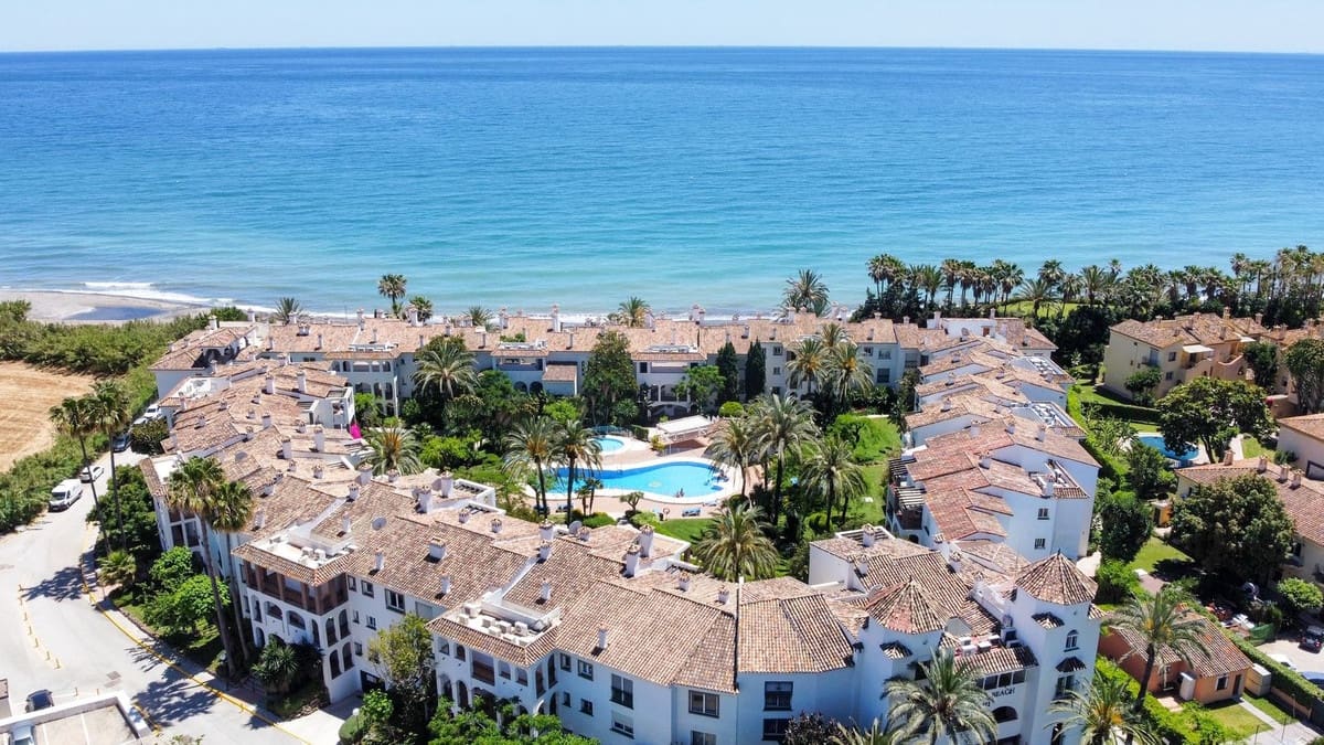 2 soverom Leilighet til salgs i Estepona med svømmebasseng garasje - € 420 000 (Ref: 9449893)