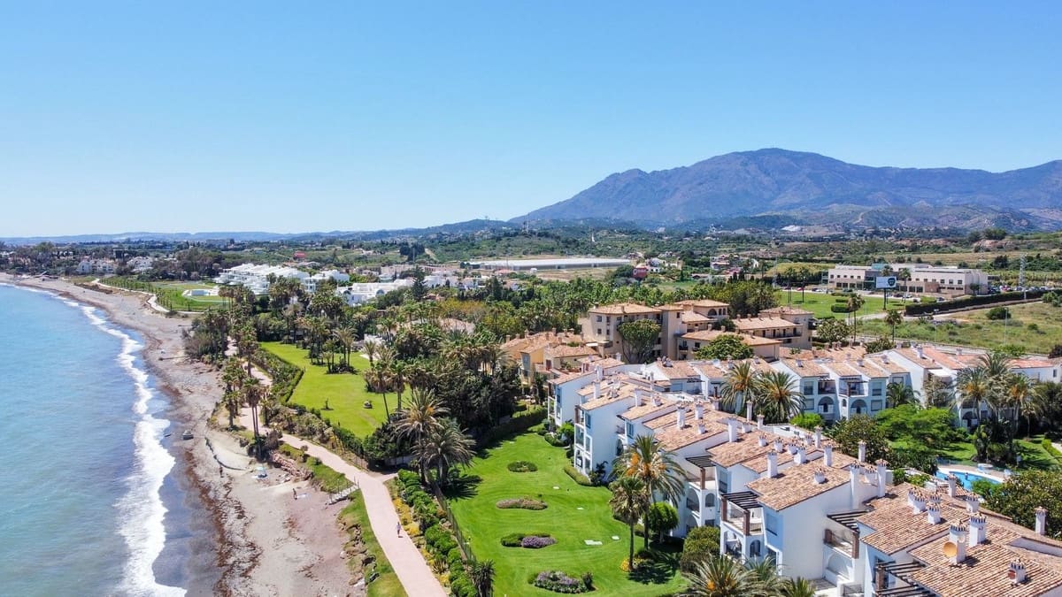2 soverom Leilighet til salgs i Estepona med svømmebasseng garasje - € 420 000 (Ref: 9449893)
