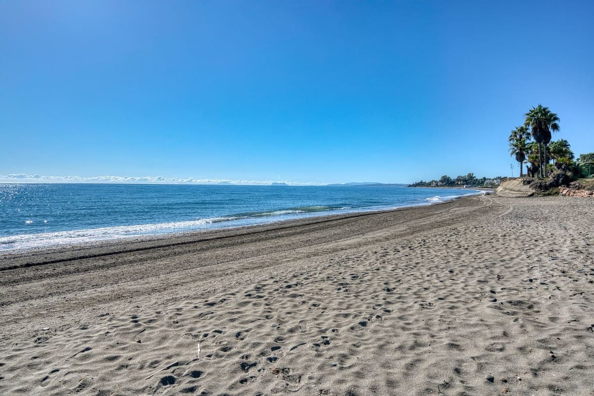 2 soverom Leilighet til salgs i Estepona med svømmebasseng garasje - € 420 000 (Ref: 9449893)