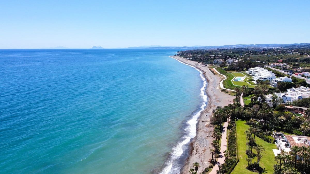 2 soverom Leilighet til salgs i Estepona med svømmebasseng garasje - € 420 000 (Ref: 9449893)