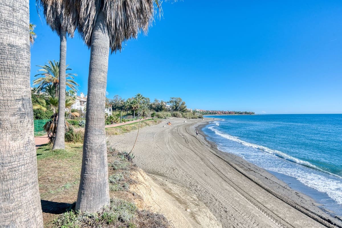 2 soverom Leilighet til salgs i Estepona med svømmebasseng garasje - € 420 000 (Ref: 9449893)