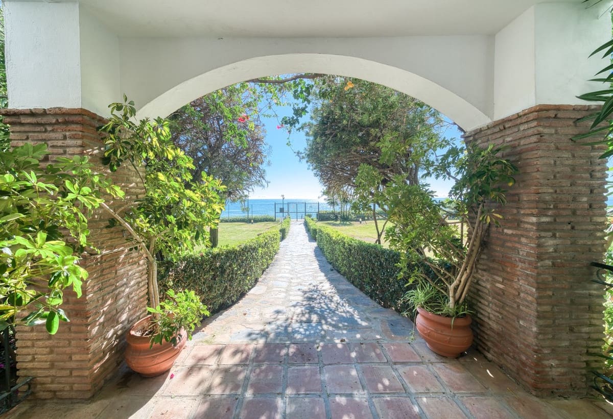2 soverom Leilighet til salgs i Estepona med svømmebasseng garasje - € 420 000 (Ref: 9449893)