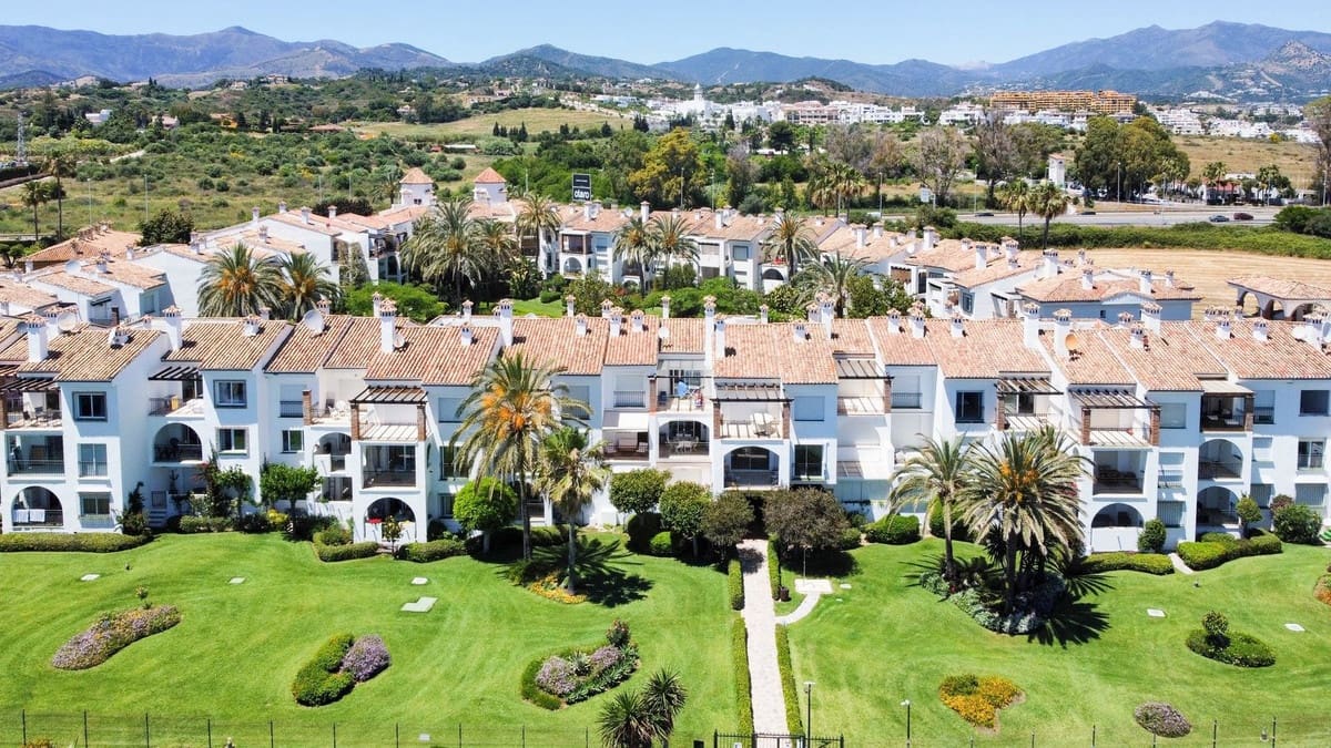 2 soverom Leilighet til salgs i Estepona med svømmebasseng garasje - € 420 000 (Ref: 9449893)