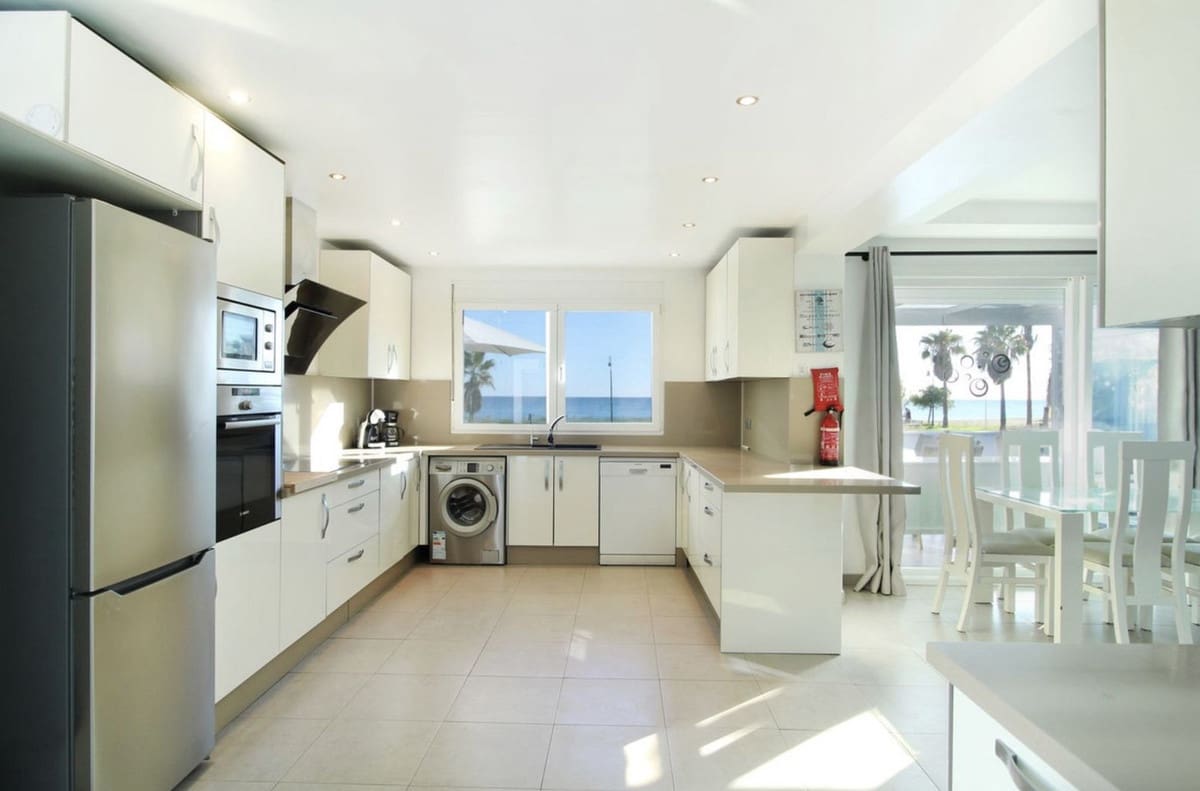 3 makuuhuone Huvila myytävänä paikassa Estepona mukana uima-altaan 
autotalli - 1 645 000 € (Ref: 9459512)