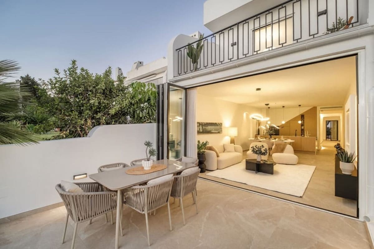 4 chambre Maison de Ville à vendre à Nueva Andalucia avec piscine - 1 499 000 € (Ref: 9460738)