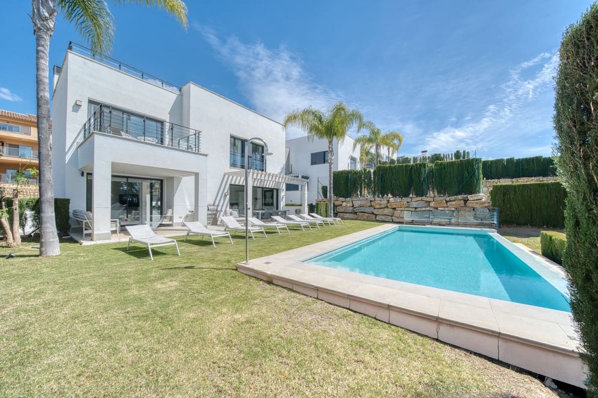 4 soverom Villa til salgs i Estepona med svømmebasseng garasje - € 1 390 000 (Ref: 9469016)