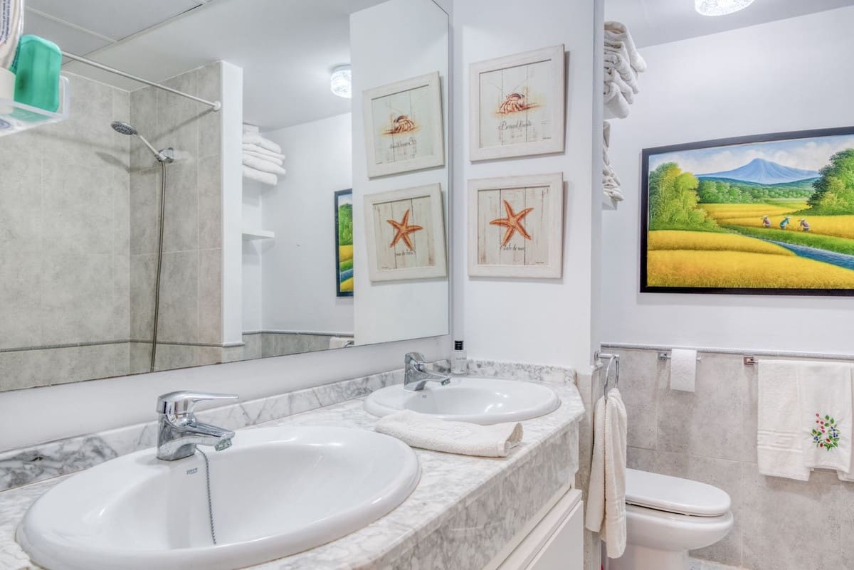 3 bedroom Apartment for sale in La Duquesa / Puerto de la Duquesa with pool garage - € 450,000 (Ref: 9471594)