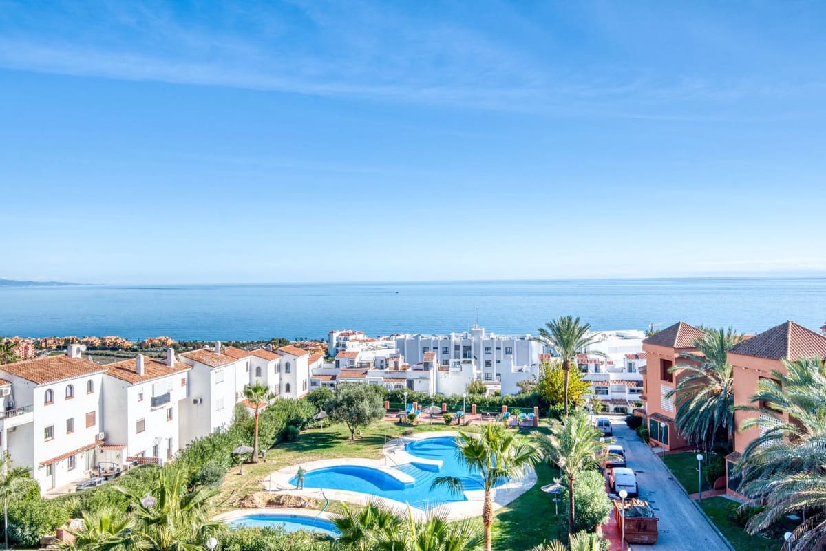 3 bedroom Apartment for sale in La Duquesa / Puerto de la Duquesa with pool garage - € 450,000 (Ref: 9471594)
