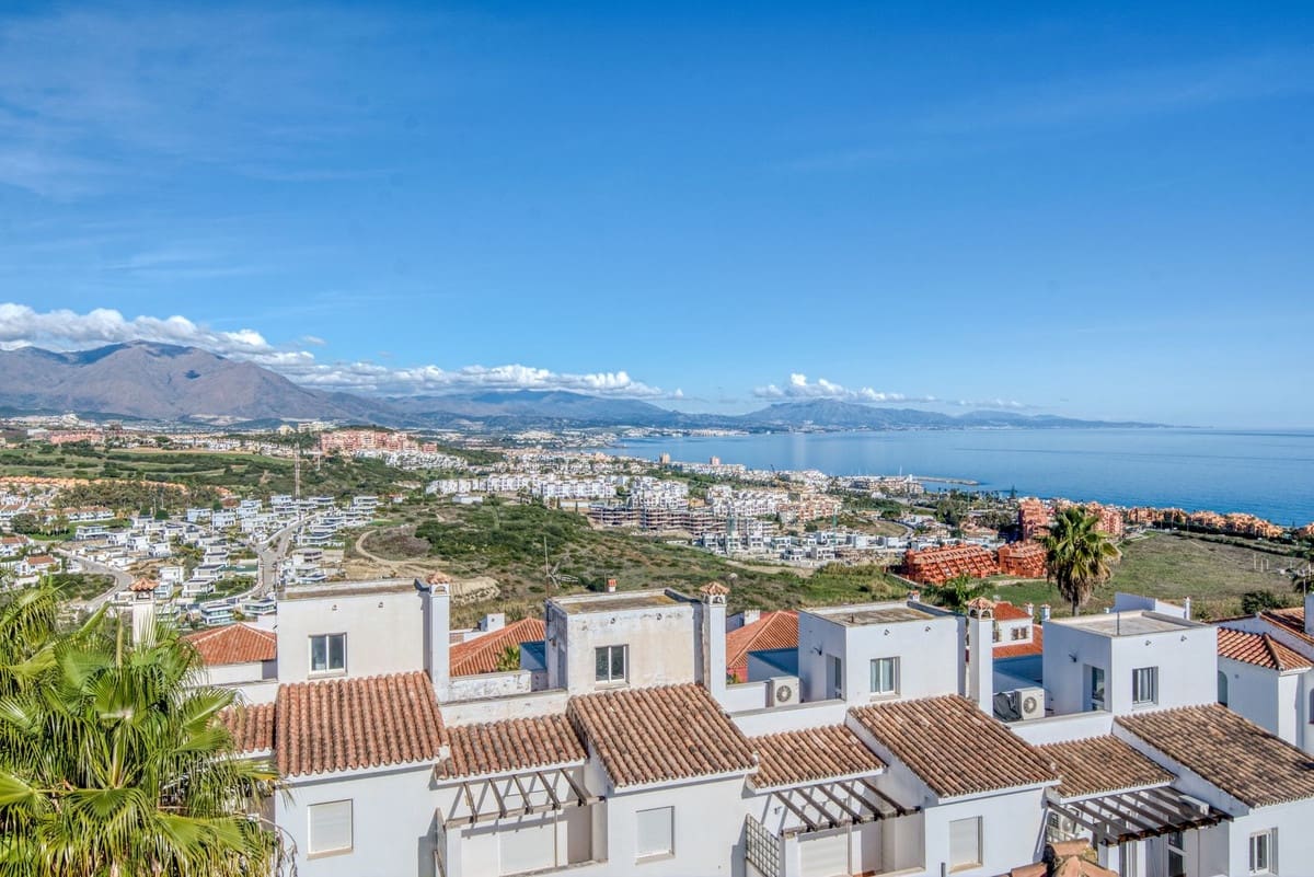 3 bedroom Apartment for sale in La Duquesa / Puerto de la Duquesa with pool garage - € 450,000 (Ref: 9471594)