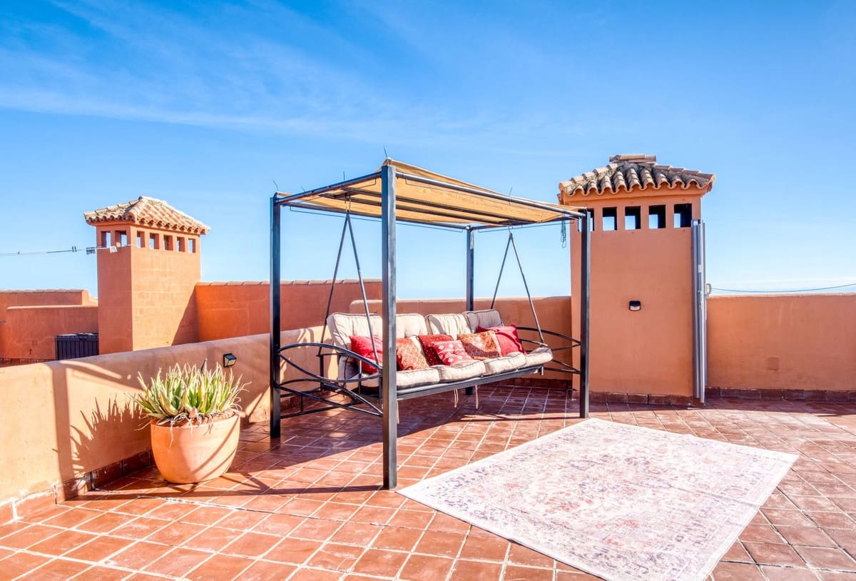 3 bedroom Apartment for sale in La Duquesa / Puerto de la Duquesa with pool garage - € 450,000 (Ref: 9471594)