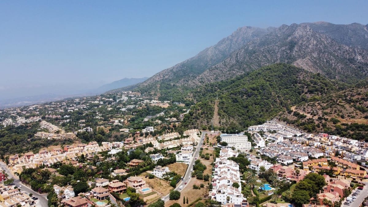 5 bedroom Villa for sale in Marbella with pool garage - € 3,200,000 (Ref: 9491915)