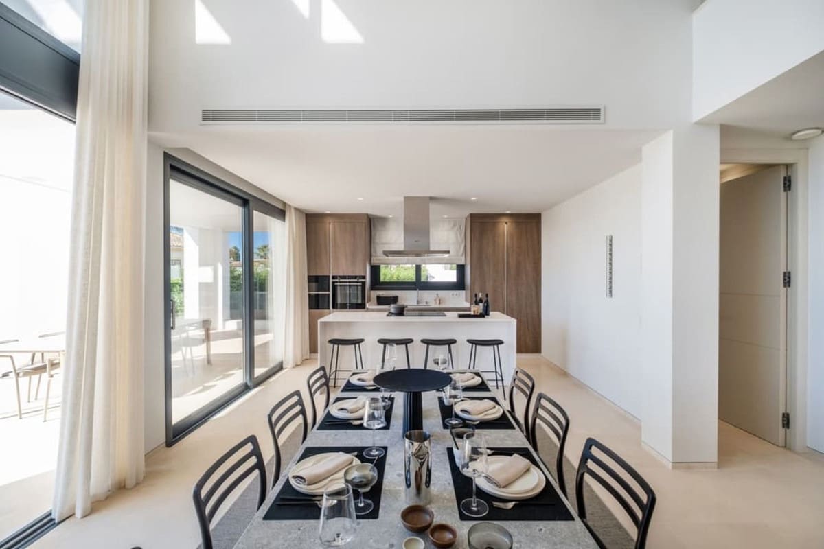 6 bedroom Villa for sale in El Paraiso with pool garage - € 2,950,000 (Ref: 9495348)