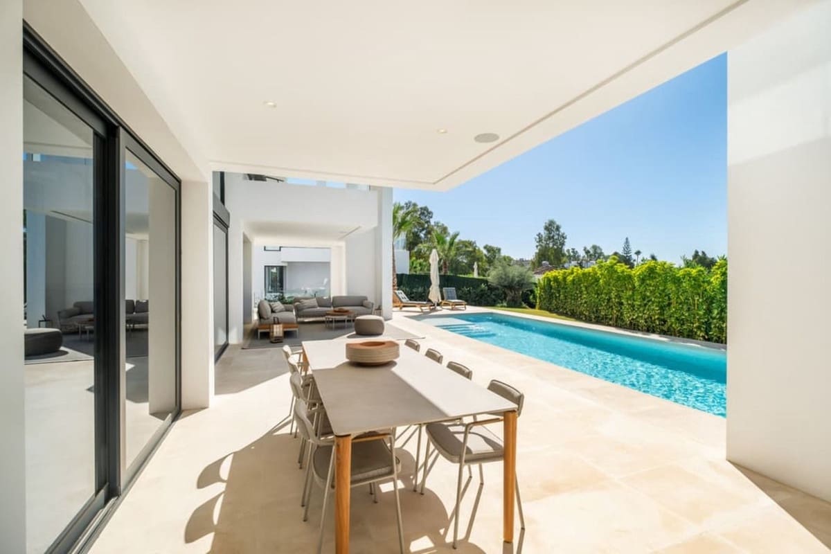 6 bedroom Villa for sale in El Paraiso with pool garage - € 2,950,000 (Ref: 9495348)