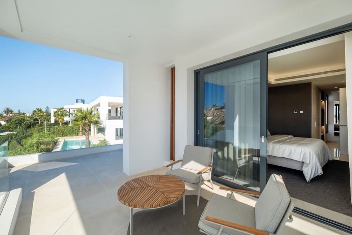 6 bedroom Villa for sale in El Paraiso with pool garage - € 2,950,000 (Ref: 9495348)