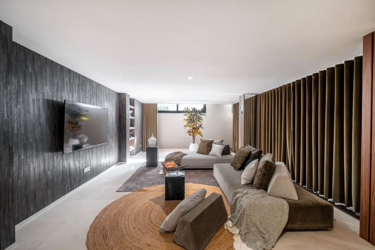 6 bedroom Villa for sale in El Paraiso with pool garage - € 2,950,000 (Ref: 9495348)