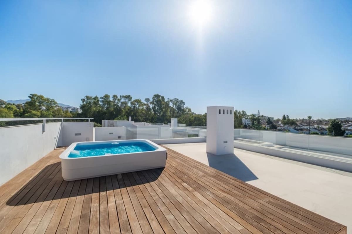 6 bedroom Villa for sale in El Paraiso with pool garage - € 2,950,000 (Ref: 9495348)