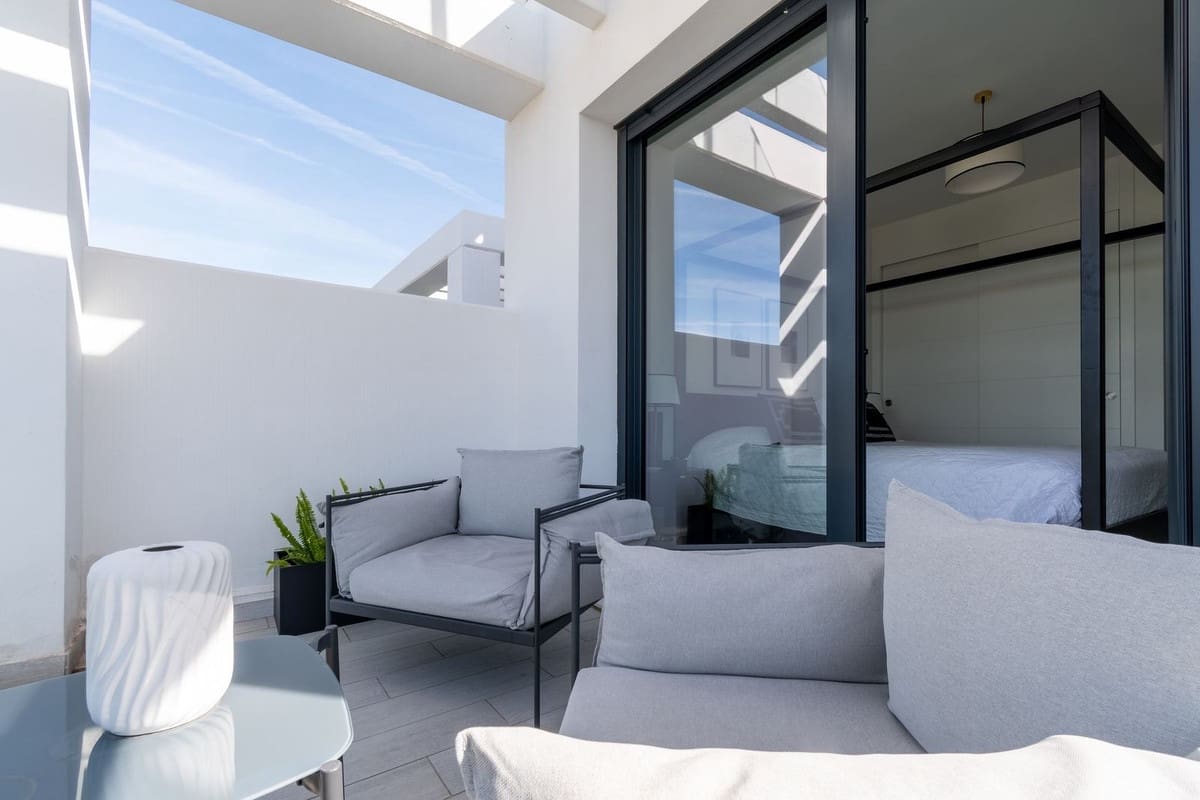 3 soverom Kjedet enebolig til salgs i Manilva med svømmebasseng garasje - € 699 000 (Ref: 9500637)