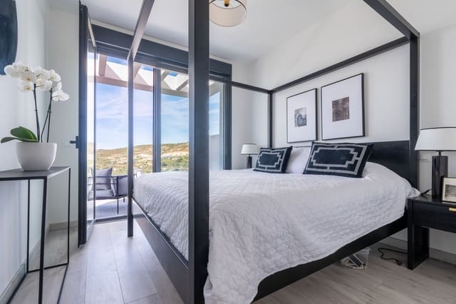 3 soverom Kjedet enebolig til salgs i Manilva med svømmebasseng garasje - € 699 000 (Ref: 9500637)