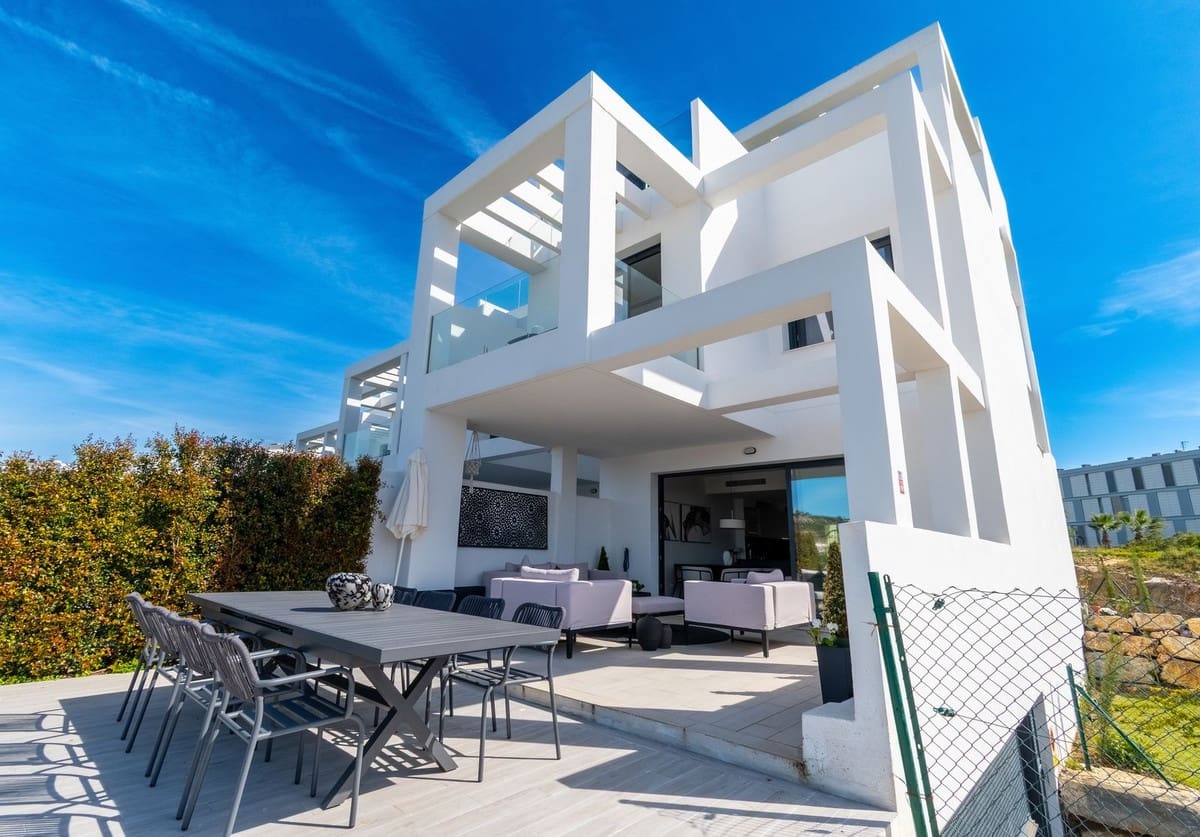 3 soverom Kjedet enebolig til salgs i Manilva med svømmebasseng garasje - € 699 000 (Ref: 9500637)