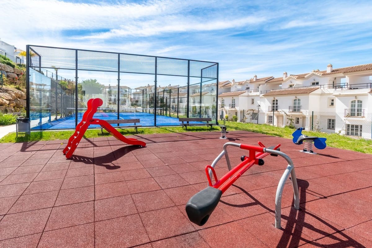 3 soverom Kjedet enebolig til salgs i Manilva med svømmebasseng garasje - € 699 000 (Ref: 9500637)