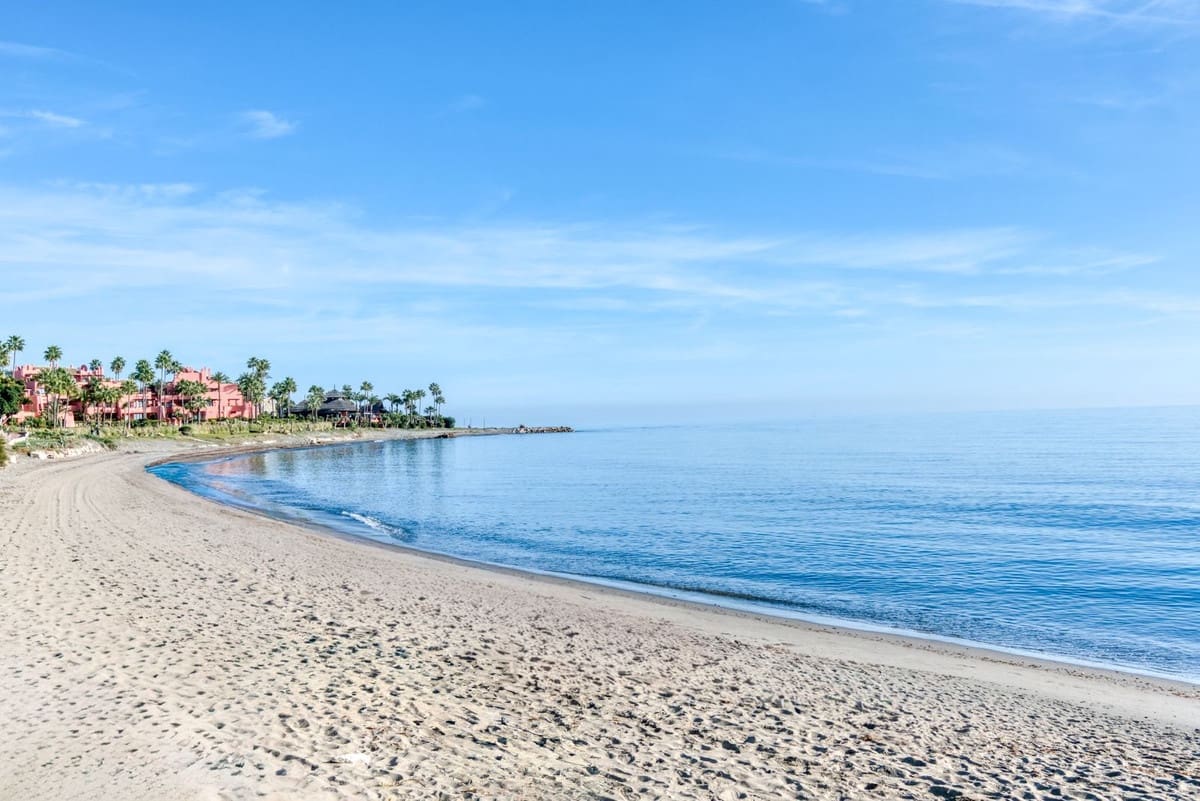 Apartamento de 2 habitaciones en Estepona en alquiler con piscina garaje - 1.950 € (Ref: 9500638)