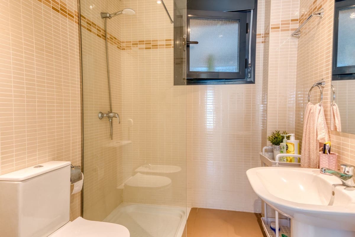 Apartamento de 2 habitaciones en Estepona en alquiler con piscina garaje - 1.950 € (Ref: 9500638)