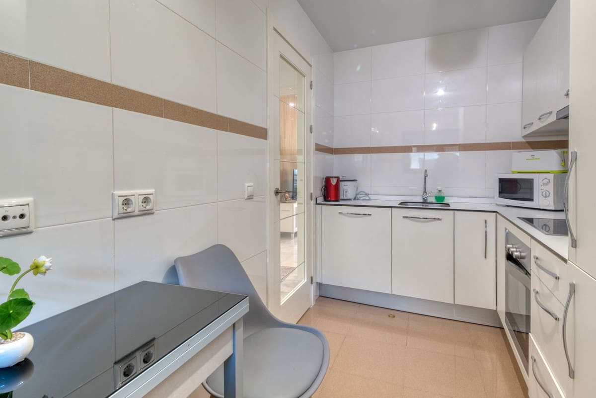 Apartamento de 2 habitaciones en Estepona en alquiler con piscina garaje - 1.950 € (Ref: 9500638)